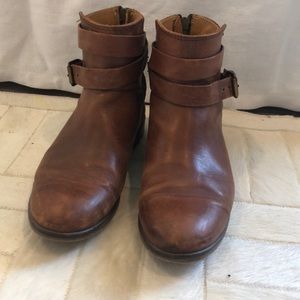 Brown boot. Suede and leather